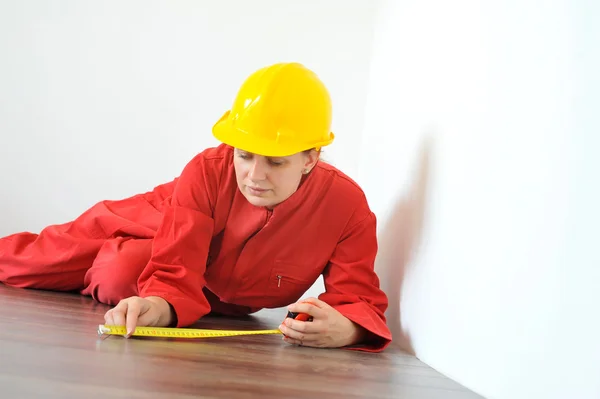 Echte architect maatregelen terwijl het schaven van huis renovatie — Stockfoto