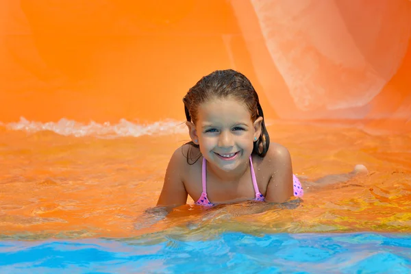 Niña jugando en el parque acuático — Foto de Stock