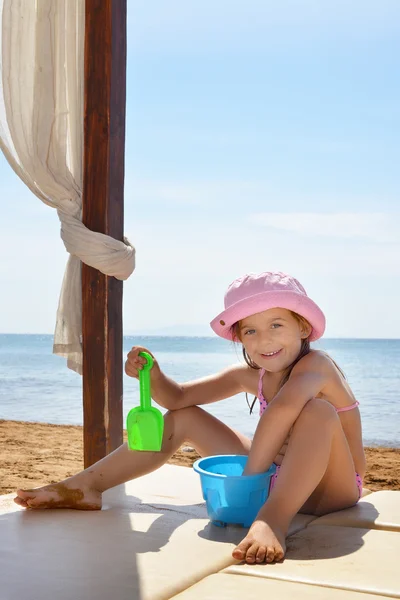 Barn girl spela på stranden — Stockfoto