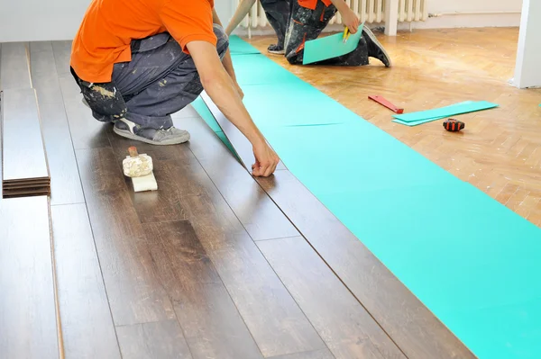 Carpenter doing laminate floor work — Stock Photo, Image