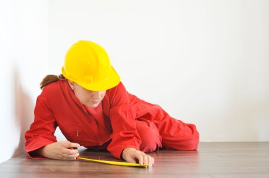 Ev yenileme planlaması sırasında önlemler alan gerçek mimar