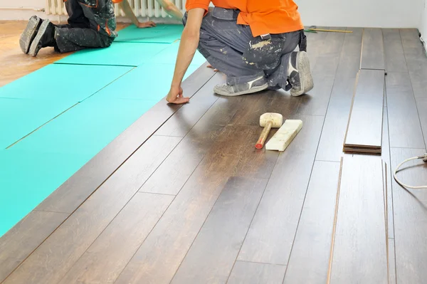 라미네이트 바닥 작업을 하 고 목수 — 스톡 사진