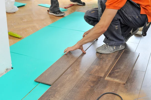積層の床の仕事をしている大工 — ストック写真