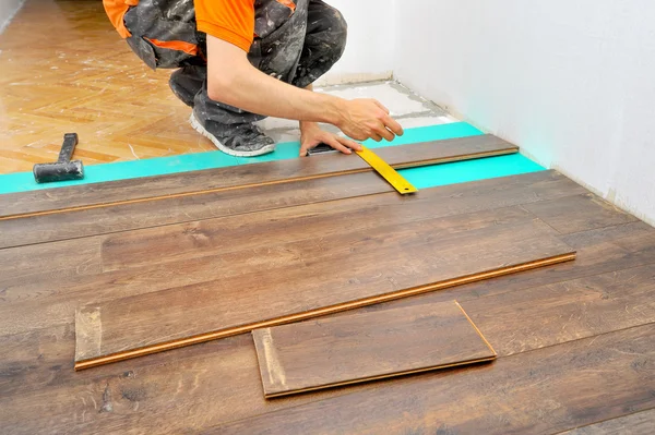 Carpenter doing laminate floor work — Stock Photo, Image