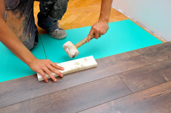 Carpenter doing laminate floor work — Stock Photo, Image