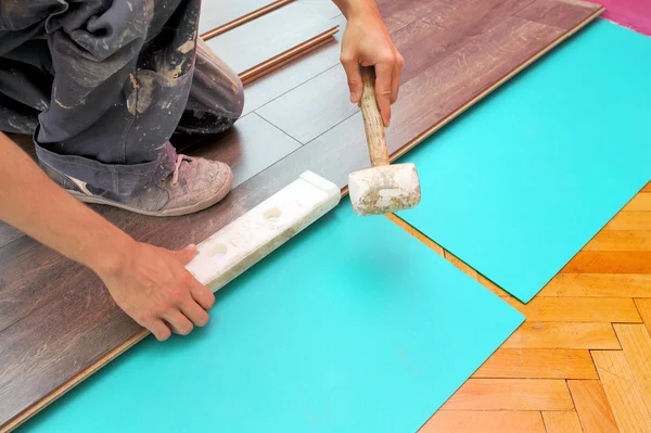 Stolarz robi pracy podłogi laminowanej — Zdjęcie stockowe