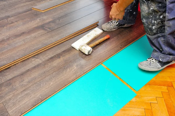 Carpintero haciendo trabajo de piso laminado —  Fotos de Stock