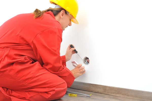 Electricista femenina solucionando problema de electricidad — Foto de Stock