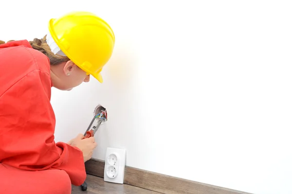 Electricista femenina solucionando problema de electricidad — Foto de Stock