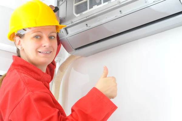 Eletricista feminino corrigir problema de eletricidade — Fotografia de Stock