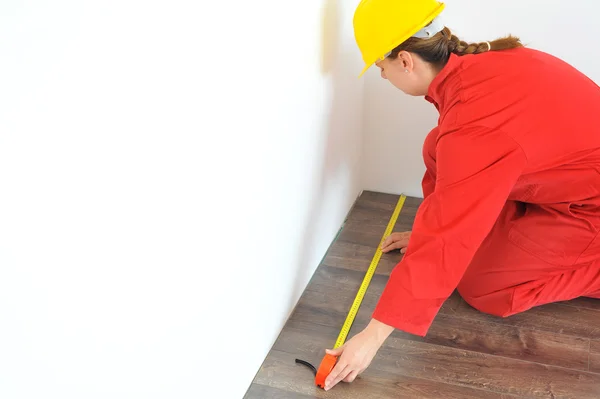 Arquitecto real tomando medidas mientras planea la renovación de la casa — Foto de Stock