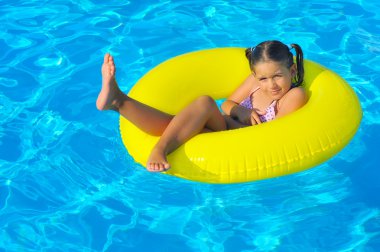 Yüzme havuzundaki çocuk