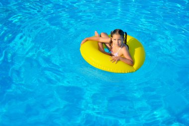 Yüzme havuzundaki çocuk