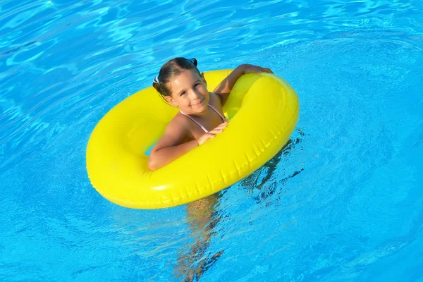 Criança na piscina — Fotografia de Stock