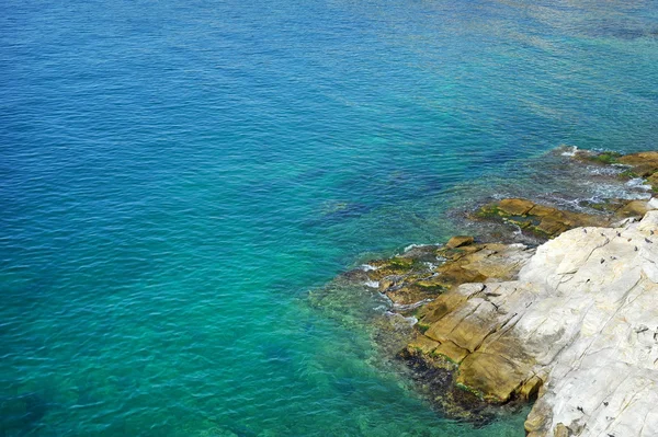 Spiaggia mediterranea nascosta — Foto Stock