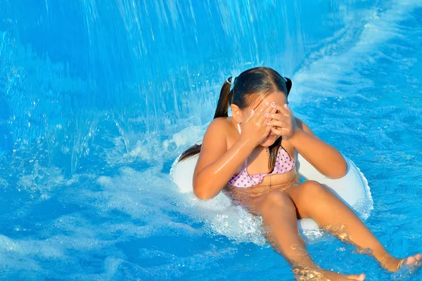 Copil în piscină — Fotografie, imagine de stoc