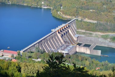 PERUCAC, SERBIA - 10 Ekimde Sırbistan 'ın Perucac kentinde, Drina Nehri' nde hidroelektrik santrali.
