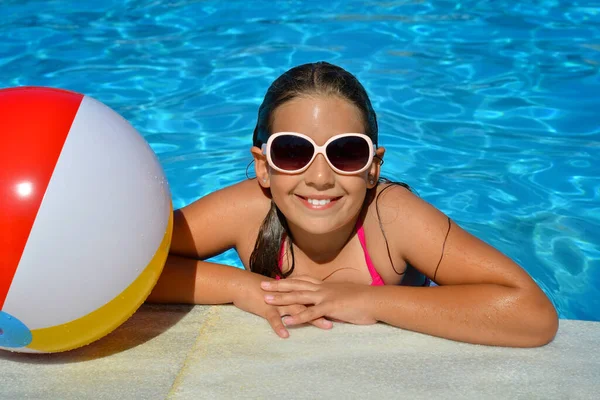 Chica Adorable Real Relajarse Piscina Concepto Vacaciones Verano — Foto de Stock