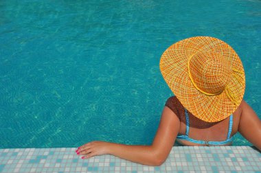 Gerçek kadın güzellik rahatlatıcı yüzme havuzunda yaz tatil kavramı