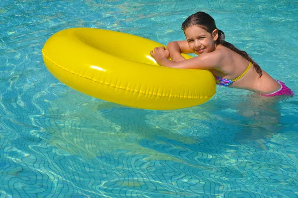 プールでリラックスした本当の愛らしい女の子 夏休みのコンセプト — ストック写真