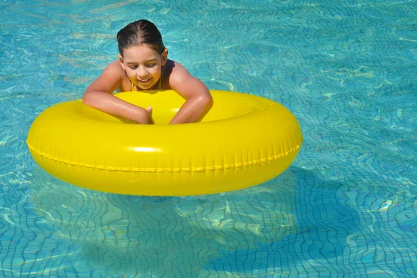 Echt Schattig Meisje Ontspannen Het Zwembad Zomer Vakantie Concept — Stockfoto