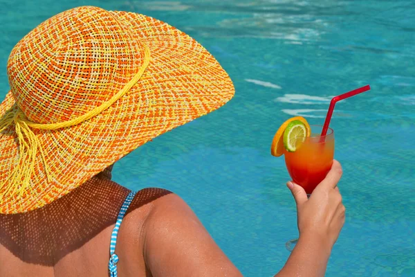 スイミング プール 夏の休暇の概念でリラックスした本物女性の美しさ — ストック写真