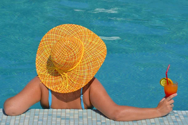 Belleza Femenina Real Relajante Piscina Concepto Vacaciones Verano — Foto de Stock