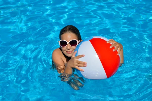 Çok Tatlı Bir Kız Yüzme Havuzunda Dinleniyor Yaz Tatili Konsepti — Stok fotoğraf