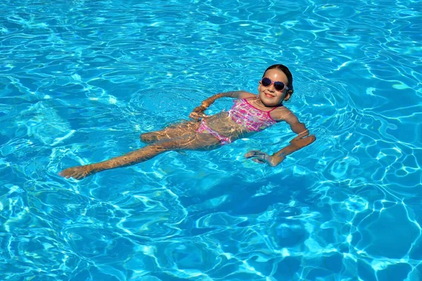 Chica Adorable Real Relajarse Piscina Concepto Vacaciones Verano —  Fotos de Stock