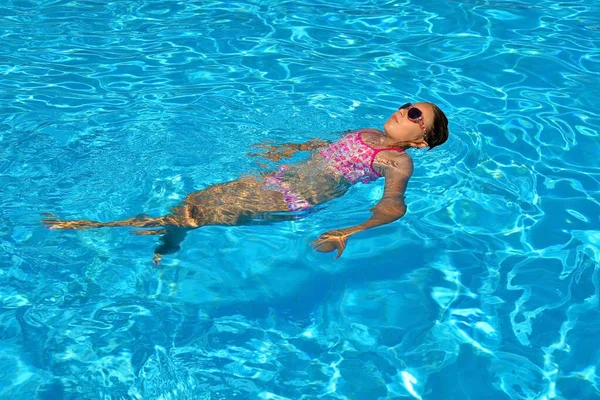 Echt Schattig Meisje Ontspannen Het Zwembad Zomer Vakantie Concept — Stockfoto