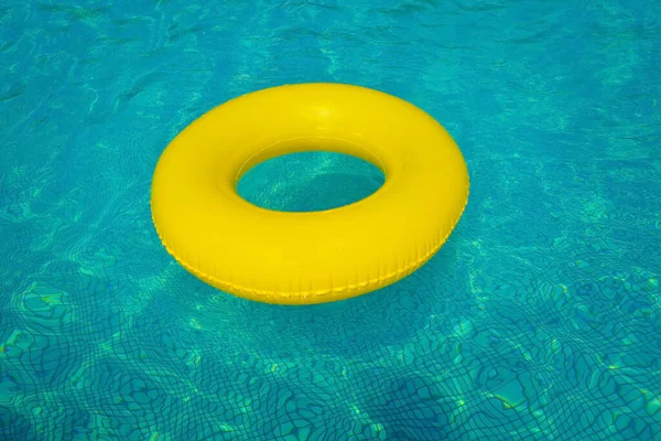 Tubo Inflable Colorido Flotando Una Piscina Concepto Vacaciones Verano — Foto de Stock