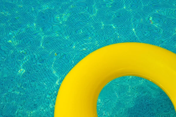 Tubo Inflable Colorido Flotando Una Piscina Concepto Vacaciones Verano — Foto de Stock
