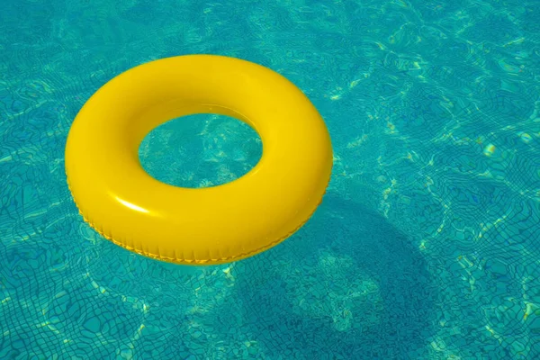 Tubo Inflable Colorido Flotando Una Piscina Concepto Vacaciones Verano — Foto de Stock