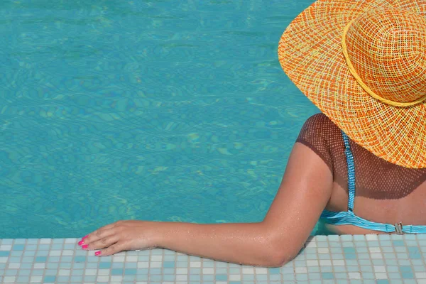 Echte Vrouwelijke Schoonheid Ontspannen Het Zwembad Zomer Vakantie Concept — Stockfoto