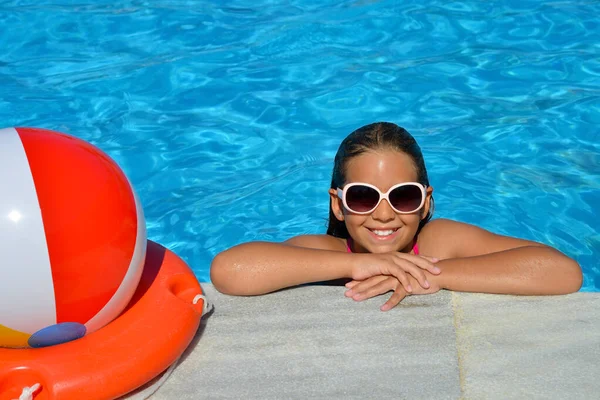 Chica Adorable Real Relajarse Piscina Concepto Vacaciones Verano — Foto de Stock