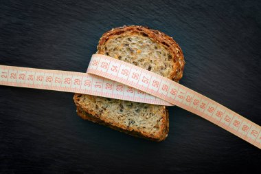 Yüksek lifli kepekli ekmek, sağlıklı gıda konsepti.