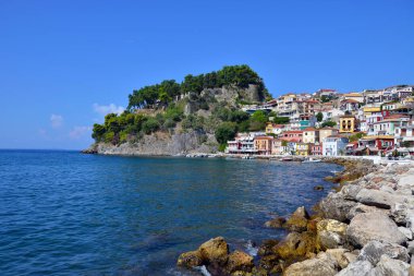 PARGA, GREECE - 25 Ağustos 2018 'de Yunanistan' ın Parga kentinde, İyon Denizi 'ndeki Parga kenti.