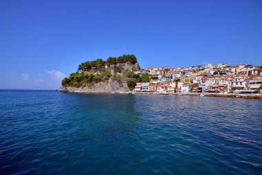 PARGA, GREECE - 25 Ağustos 2018 'de Yunanistan' ın Parga kentinde, İyon Denizi 'ndeki Parga kenti.