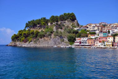 PARGA, GREECE - 25 Ağustos 2018 'de Yunanistan' ın Parga kentinde, İyon Denizi 'ndeki Parga kenti.