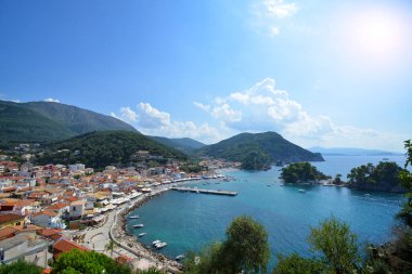 PARGA, GREECE - 25 Ağustos 2018 'de Yunanistan' ın Parga kentinde, İyon Denizi 'ndeki Parga kenti.