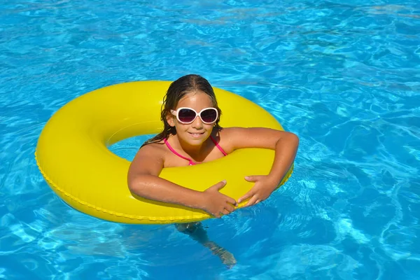 プールでリラックスした本当の愛らしい女の子 夏休みのコンセプト — ストック写真