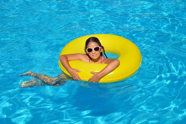 Chica Adorable Real Relajarse Piscina Concepto Vacaciones Verano —  Fotos de Stock