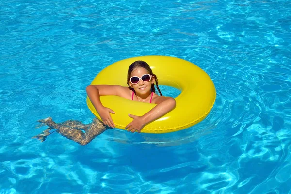 プールでリラックスした本当の愛らしい女の子 夏休みのコンセプト — ストック写真