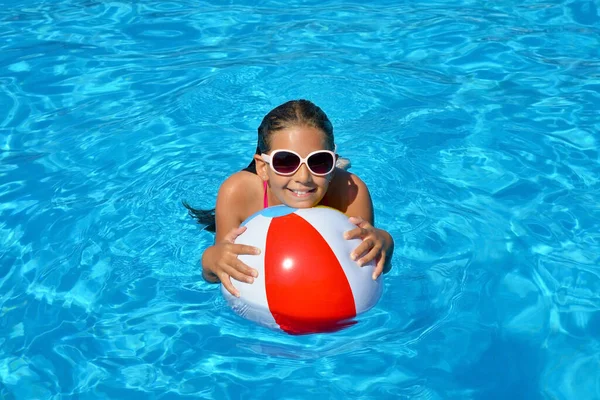 Chica Adorable Real Relajarse Piscina Concepto Vacaciones Verano — Foto de Stock