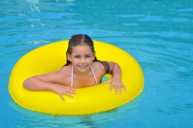 Çok tatlı bir kız, yüzme havuzunda dinleniyor, yaz tatili konsepti.