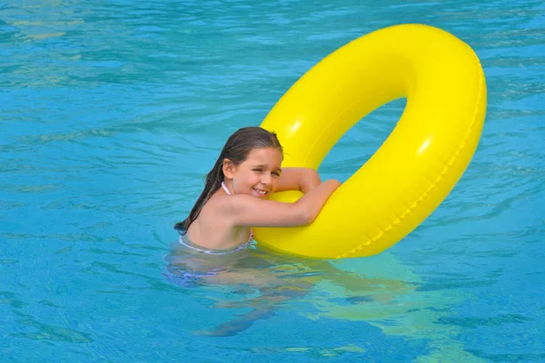 Véritable Adorable Fille Relaxante Dans Piscine Concept Vacances Été — Photo