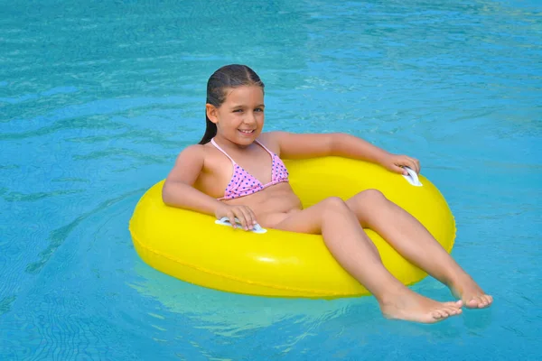 Çok Tatlı Bir Kız Yüzme Havuzunda Dinleniyor Yaz Tatili Konsepti — Stok fotoğraf