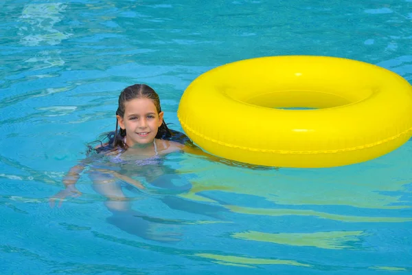Skutečný Rozkošný Dívka Relaxační Bazénu Letní Dovolená Koncept — Stock fotografie