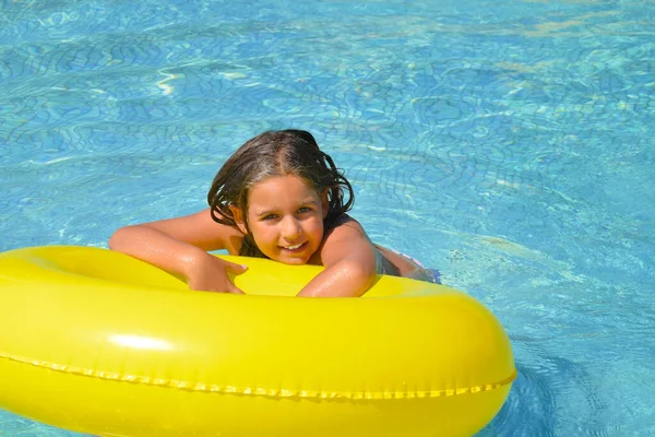 プールでリラックスした本当の愛らしい女の子 夏休みのコンセプト — ストック写真