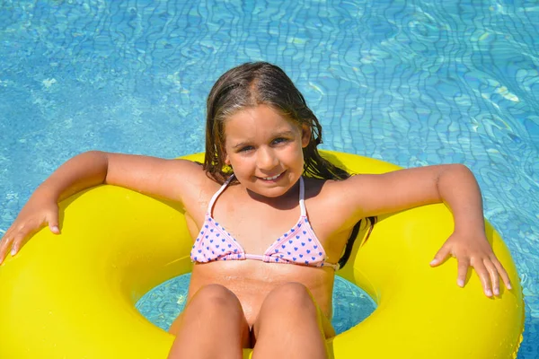 Chica Adorable Real Relajarse Piscina Concepto Vacaciones Verano —  Fotos de Stock